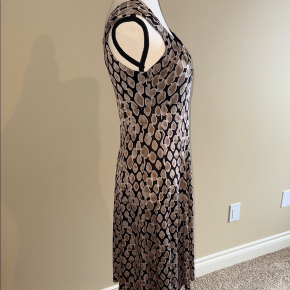 Elegant Black and Cream Patterned Dress - Picture 5 of 13